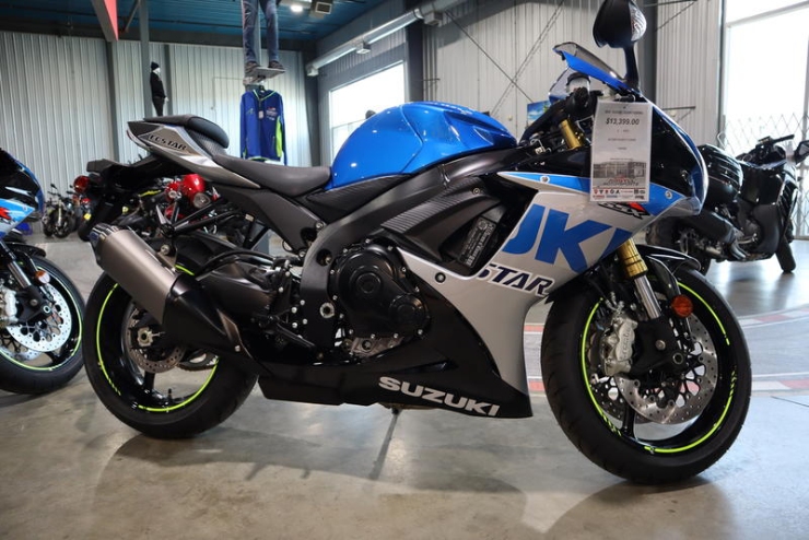 5. Suzuki GSX-R750Z mới hiện có màu mới, diện mạo tươi mới hơn. Xe tiếp tục trang bị động cơ 750cc, làm mát bằng chất lỏng với thiết kế 4 xi lanh thẳng hàng. Với các tay lái tập chơi thì có thể khó khăn một chút với GSX-R750Z, nhưng về tổng thể thì mẫu xe này được đánh giá cao với dân yêu thích mô tô dùng cho việc đi lại hằng ngày.