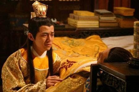 Minh Hiếu Tông là một vị vua hiếu thuận với cha mẹ và còn là một trượng phu hết mực chung tình với thê tử.