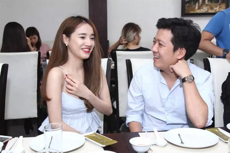 Khác với hình ảnh ngây thơ trong sáng những ngày đầu vào showbiz, Nhã Phương&nbsp;chuyển hướng sang phong cách quyến rũ, trưởng thành và thường xuyên diện váy, áo hai dây, sexy. Vì thế cô khéo léo dùng tay hay xõa tóc ra phía trước&nbsp;che chắn tránh việc quá hở.&nbsp;
