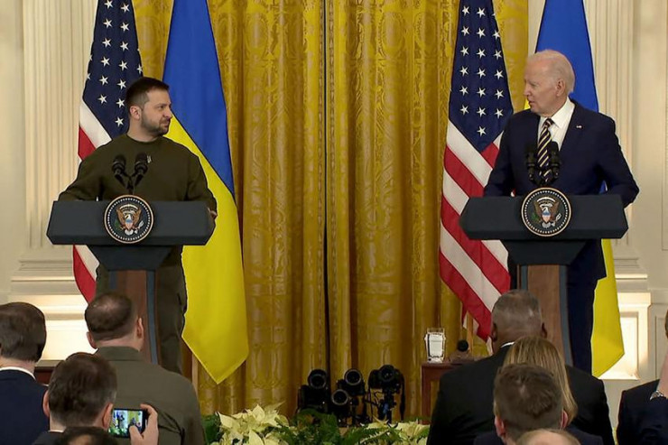 Tổng thống Ukraine Volodymyr Zelensky họp báo chung với Tổng thống Mỹ Joe Biden (ảnh lớn) và phát biểu trước lưỡng viện Quốc hội Mỹ ngày 21-12. Ảnh: AP/CNN