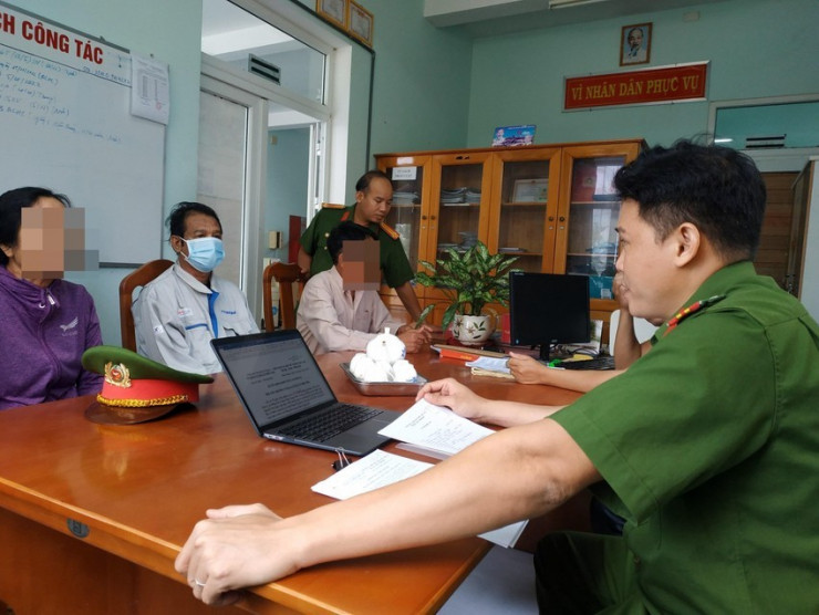 Công an Bình Thuận bắt giam chủ tiệm tạp hóa ở huyện Hàm Thuận Bắc vì có hành vi nhiều lần hiếp dâm bé gái sang mua bánh kẹo.