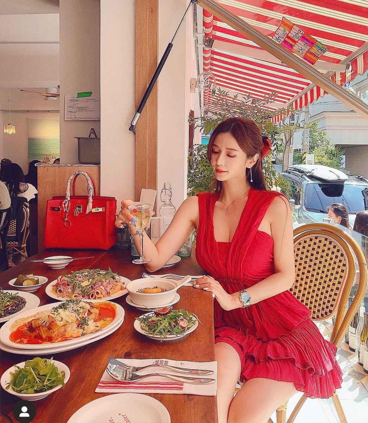 Manyo Yoo Jin là blogger thời trang và làm đẹp người Hàn Quốc, nổi tiếng trên mạng xã hội nhờ nhan sắc xinh đẹp cùng vóc dáng gợi cảm, đặc biệt là chiều cao 1m80. 
