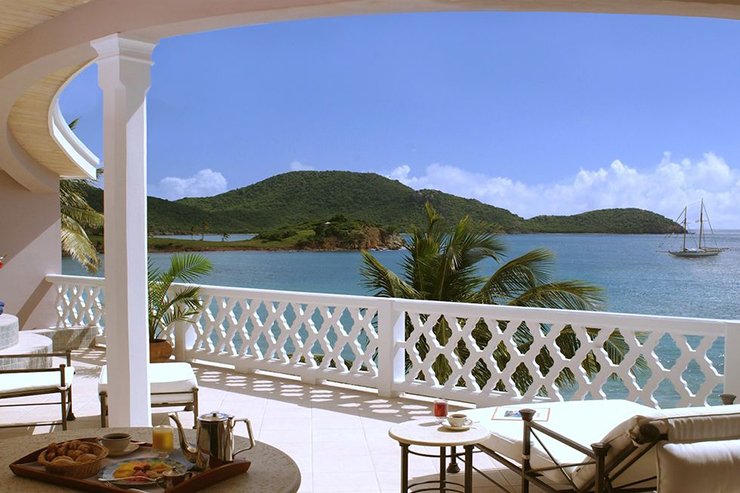 Bạn có thể trốn cả thế giới để tới khách sạn Curtain Bluff, Antigua, thoải mái ngắm nhìn những con thuyền trôi trước mặt khi đang nằm tắm nắng.
