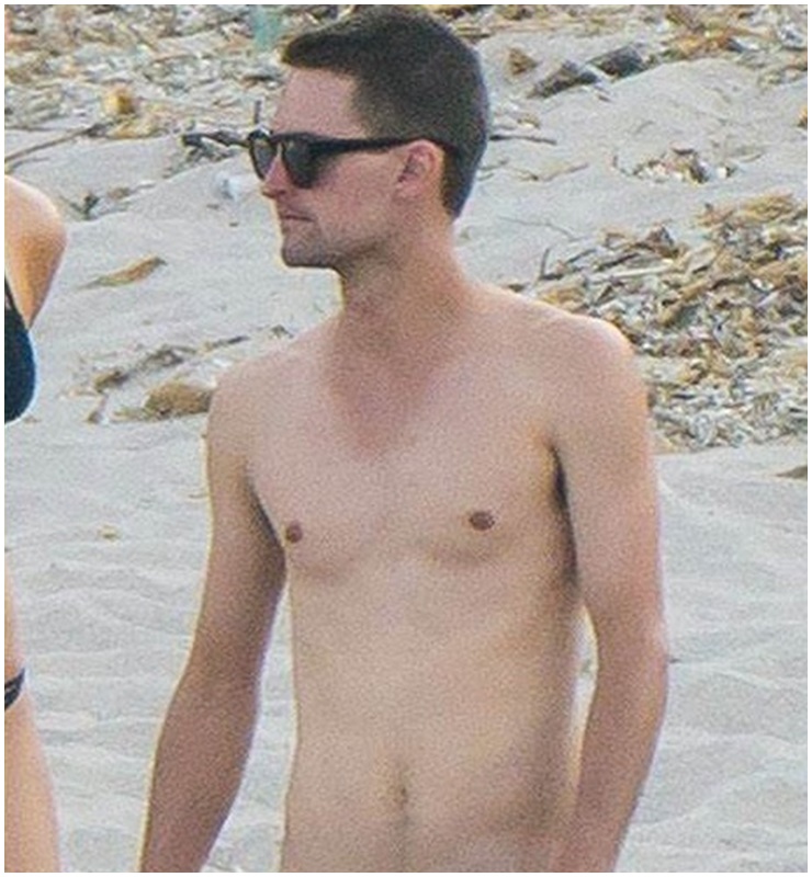 Tỷ phú Evan Spiegel, chồng của cựu siêu mẫu Miranda Kerr, lộ thân hình "cò hương", thiếu sự vạm vỡ, rắn chắc khi đi nghỉ mát cùng vợ.
