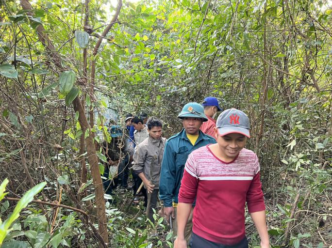 Ông Võ Đắc Hóa, Chủ tịch UBND huyện Gio Linh động viên lực lượng tham gia phát quang khu "rừng ma" thôn Ba De