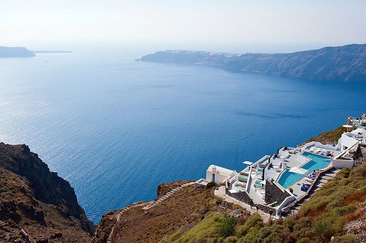 Có thể nhiều khách du lịch đổ xô đến Santorini để ngắm hoàng hôn mỗi đêm, nhưng bạn có thể tận hưởng điều đó với giá rẻ hơn tại Grace Santorini, Hy Lạp, từ khoảng £670 một đêm (17 triệu đồng) cho một căn phòng sang trọng với bể ngâm.

