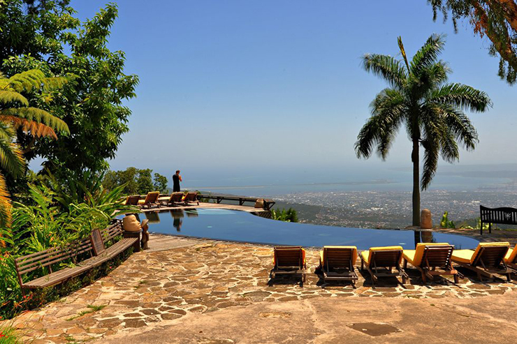 Strawberry Hill Luxury Resort tự mô tả mình là một "ngôi làng kỳ diệu trên núi", nép mình trên dãy núi Blue Mountains ở Jamaica. Mỗi ngôi nhà nhỏ mang đậm kiểu nông thôn, nằm ven núi để đảm bảo sự riêng tư, có tầm nhìn tuyệt đẹp.
