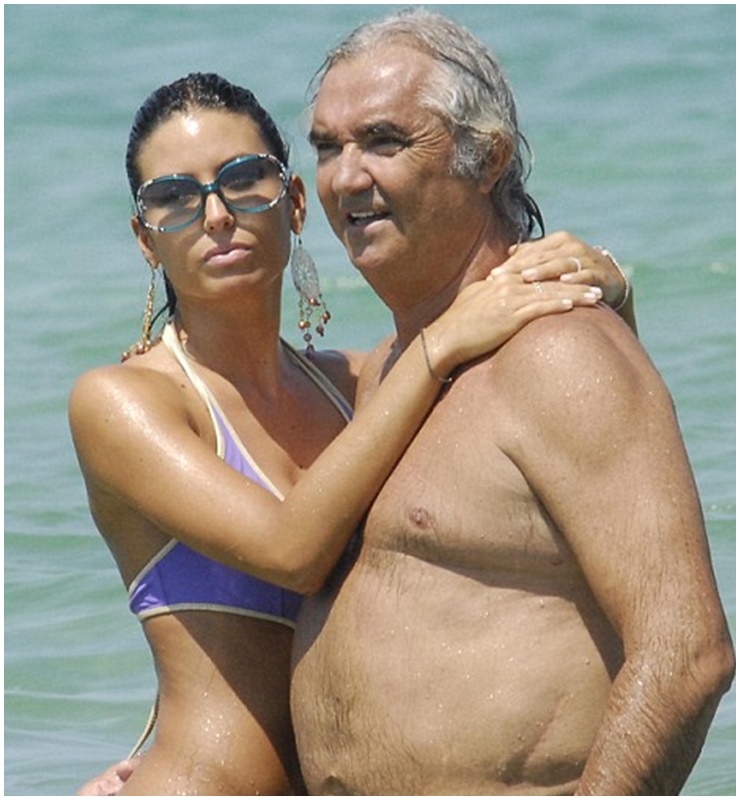 Tỷ phú Flavio Briatore đã trải qua 2 đời vợ và đều không có được hạnh phúc dài lâu. 

