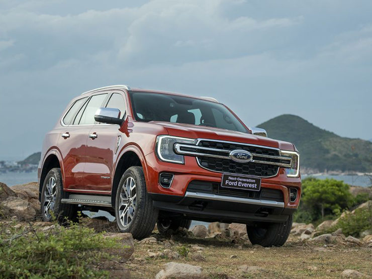 Ford Everest Titanium 4x2 bản nâng cấp có giá 1.268 tỷ đồng - 1