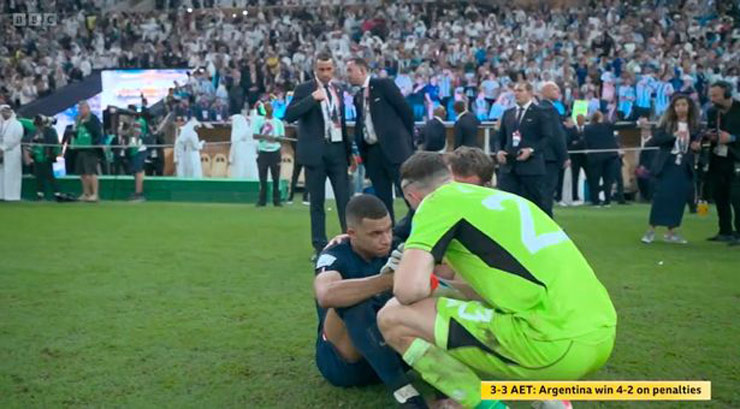 Thủ thành ĐT Argentina Emiliano Martinez động viên Kylian Mbappe nhưng sau đó liên tiếp cà khịa tiền đạo ĐT Pháp sau trận chung kết World Cup 2022