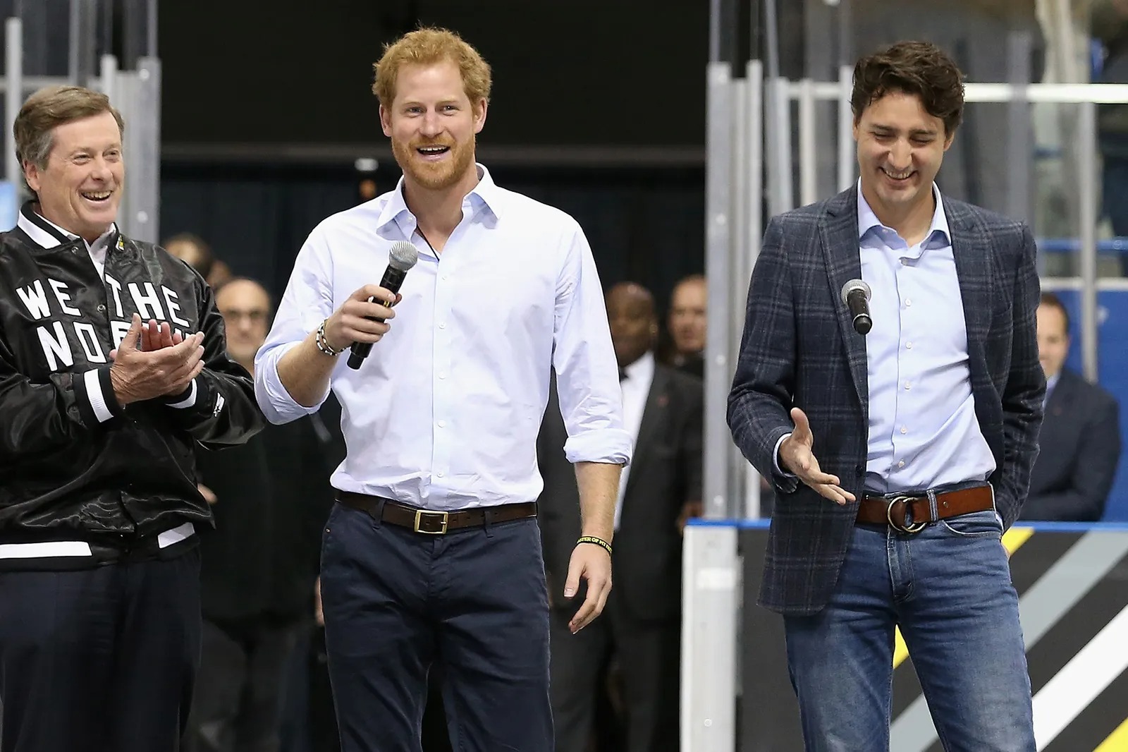 "Thủ tướng quốc dân" năng động và trẻ trung trong áo khoác blazer, quần jean và cú lật mic điệu nghệ khi cùng hoàng tử Harry và thị trưởng John Tory tham gia trận đấu hockey trên băng ở Toronto&nbsp;