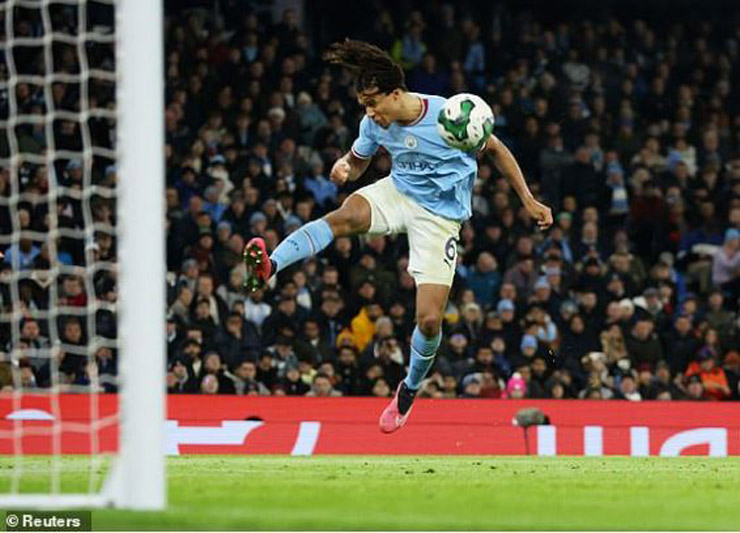 Trung vệ Nathan Ake đánh đầu tung lưới "The Kop"