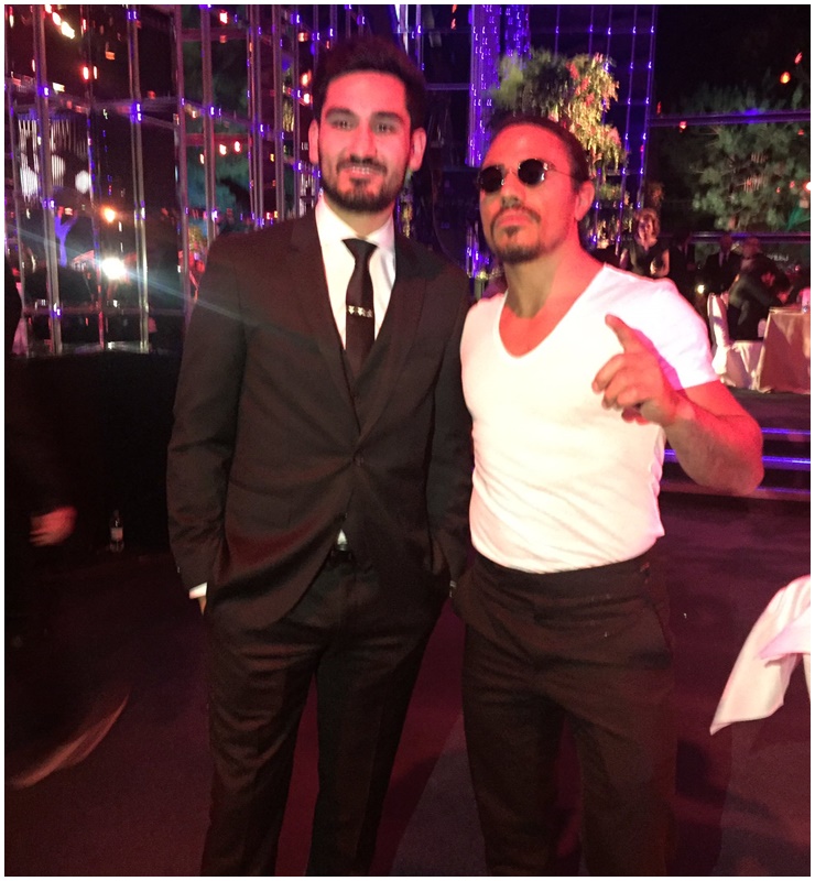 Salt Bae cũng chụp hình cùng với cầu thủ bóng đá người Đức Ilkay Gündogan.


