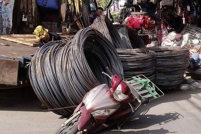 TP HCM: 5 cuộn sắt rơi xuống đường, người phụ nữ vứt xe, nhảy ra ngoài - 1