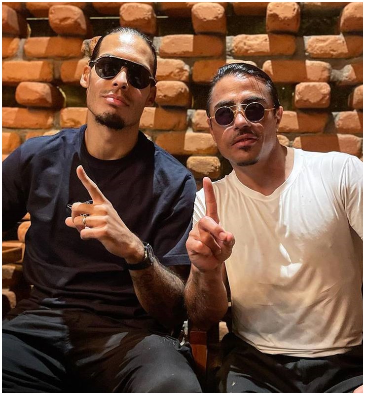 Hậu vệ Virgil van Dijk của Liverpool chụp hình với Salt Bae tại nhà hàng của người đàn ông này ở Dubai.
