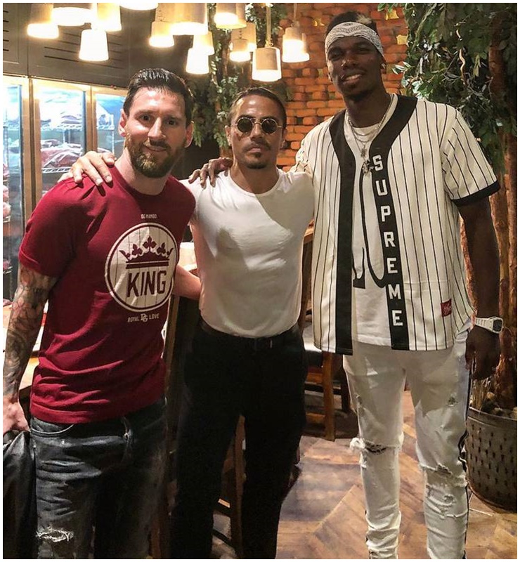 Thậm chí Lionel Messi và Paul Pogba từng chụp hình với vị đầu bếp nổi tiếng tại nhà hàng ở Dubai. Lúc này, Messi vẫn vui vẻ chụp hình với &#34;thánh rắc muối&#34; trước khi gặp phải tình huống vô duyên của người đàn ông này.


