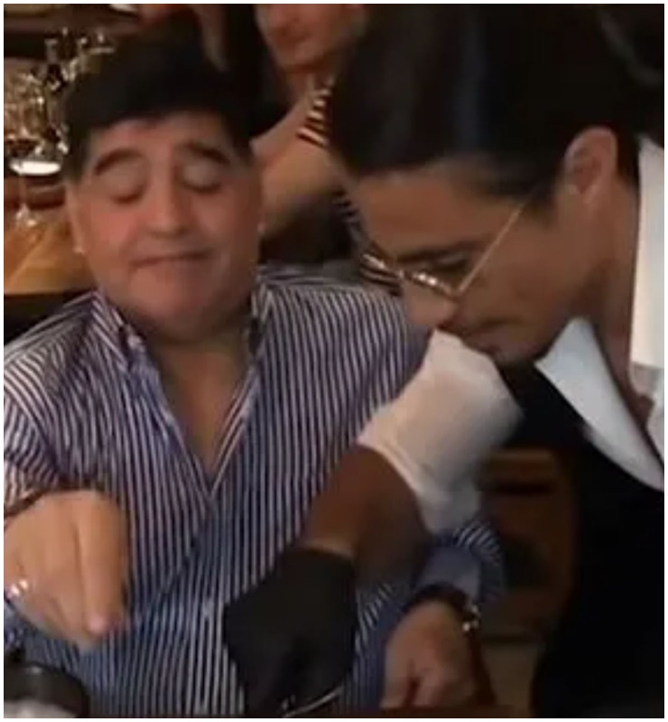 Huyền thoại Diego Maradona quá cố từng gặp Salt Bae tại nhà hàng ở Dubai.


