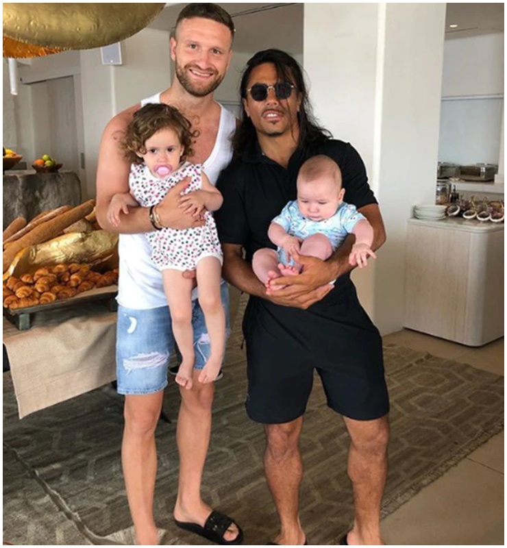 Cầu thủ bóng đá người Đức Shkodran Mustafi gặp Salt Bae ở Mykonos, Hy Lạp.
