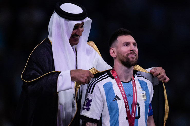 Messi được đại gia Tây Á gạ bán áo bisht mặc khi nhận cúp vàng World Cup lên tới giá 1 triệu USD