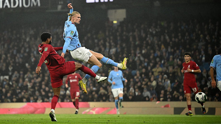 Erling Haaland sớm mở tỷ số cho Man City khi họ thắng Liverpool 3-2 để tiến vào vòng tứ kết League Cup