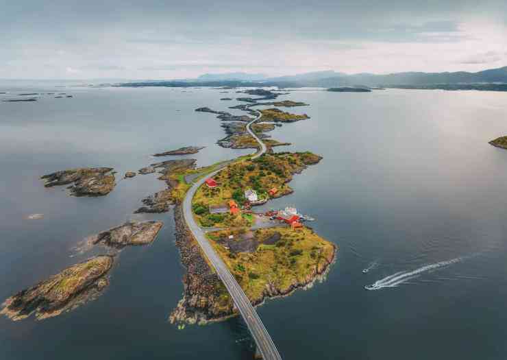 Lái xe trên con đường Đại Tây Dương: Atlanterhavsveien&nbsp;(hay&nbsp;con đường&nbsp;Đại Tây Dương)&nbsp;là cung đường lái xe tuyệt đẹp và ấn tượng bậc nhất tại&nbsp;Na Uy. Kết nối đất liền Na Uy với hòn đảo xinh đẹp Averøya, đây là nơi tuyệt vời để lái xe trong ngày. Hãy nhớ ghé thăm nhà thờ Kvernes Stave,&nbsp;có tuổi đời khoảng 600 năm và cũng đừng bỏ lỡ cầu Storseisundet.