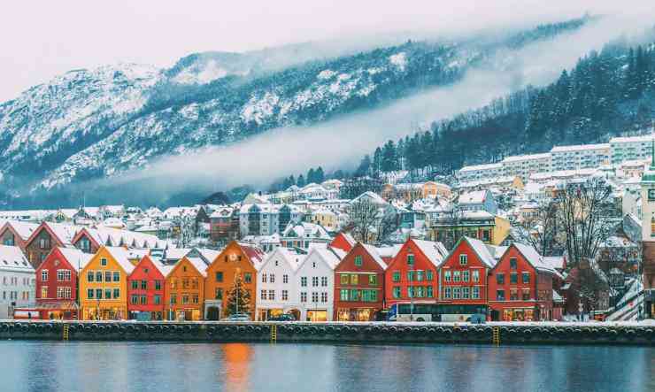 Khám phá Bergen: Bergen là một thành phố tuyệt vời để khám phá.&nbsp;Bạn nên đi lang thang qua các tòa nhà bằng gỗ và cầu cảng quanh co ở Bryggen (địa điểm được UNESCO công nhận). Đi xe Fløibanen (đường sắt leo núi) để ngắm cảnh hoàng hôn&nbsp;ở thành phố, lang thang quanh những con đường mòn và lối đi bộ đan chéo qua các đỉnh núi.