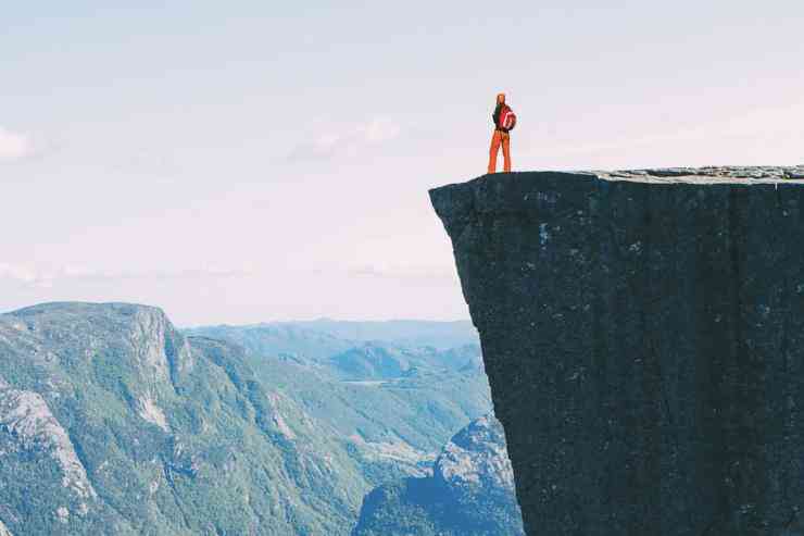 Leo núi Pulpit Rock: Bạn sẽ được chiêm ngưỡng một trong những khung cảnh đẹp nhất Na Uy từ đỉnh Pulpit Rock. Đi bộ đường dài mất khoảng 4-5 giờ, vì vậy cần chú ý đến tình hình sức khoẻ và điều kiện thời tiết. Nơi đây có độ cao hơn 600 m.