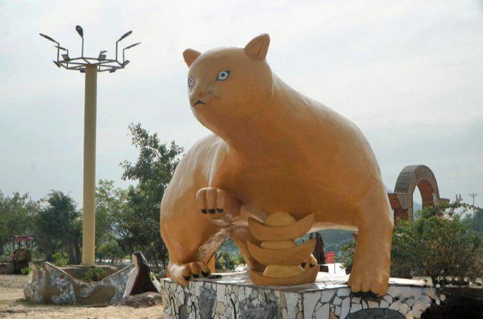 Tượng mèo dựng tại một điểm du lịch của xã Tiên Trang, huyện Quảng Xương (Thanh Hóa)&nbsp;