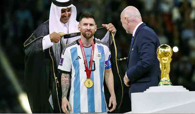 Áo choàng đen của Messi gây sốt trên thế giới sau World Cup