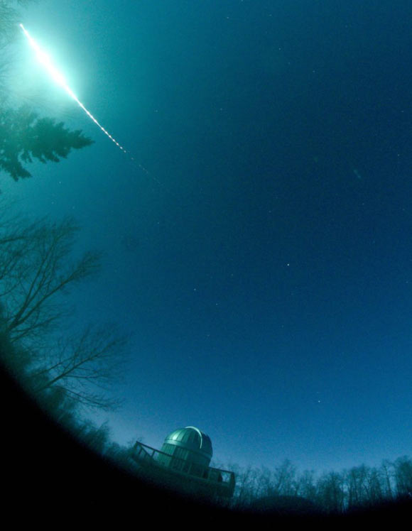 Cảnh vật thể từ Đám mây Oort hạ cánh vào bầu khí quyển Canada được chụp bởi camera của Đài quan sát cầu lửa toàn cầu tại Công viên tỉnh Miquelon Lake, Alberta - Canada - Ảnh: ĐẠI HỌC ALBERTA