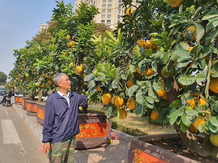 Anh Lâm vui mừng vì mới mở bán nhưng đã có khách đến mua ngay.