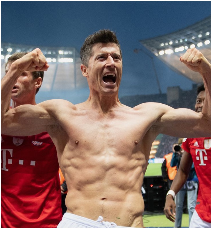 Robert Lewandowski, cầu thủ sinh ra ở Ba Lan, một đất nước có truyền thống nhào nặn ra những người đàn ông khỏe nhất thế giới. Chính vì thế cầu thủ này rất coi trọng việc rèn luyện thể lực.


