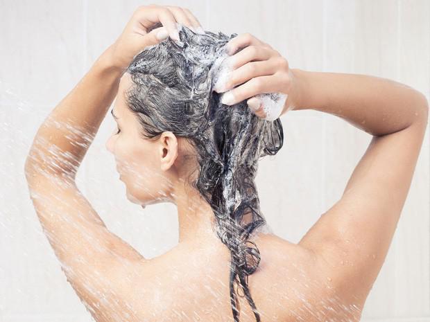 Những sai lầm khi chăm sóc tóc mùa đông khiến tóc khô và xơ, rụng 