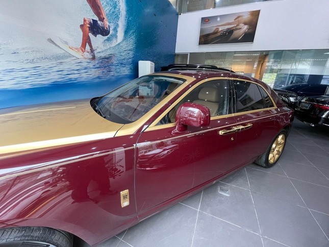 Chiếc xe Rolls-Royce Ghost dát vàng của ông Trịnh Văn Quyết - cựu Chủ tịch Tập đoàn FLC - lần thứ 5 hạ giá 1,2 tỷ đồng.