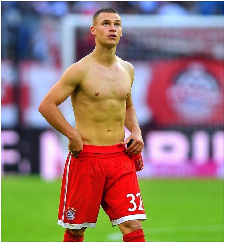 Joshua Walter Kimmich, sinh năm 1995, là hậu vệ tài năng người Đức. Vẻ đẹp nam tính của anh cũng được hàng triệu cô gái mến mộ.


