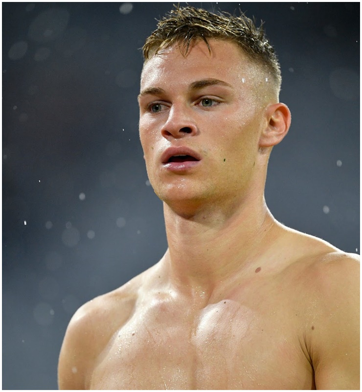 Joshua Kimmich cũng thường xuyên khoe body săn chắc, thuộc hàng siêu phẩm khiến bao người điêu đứng.
