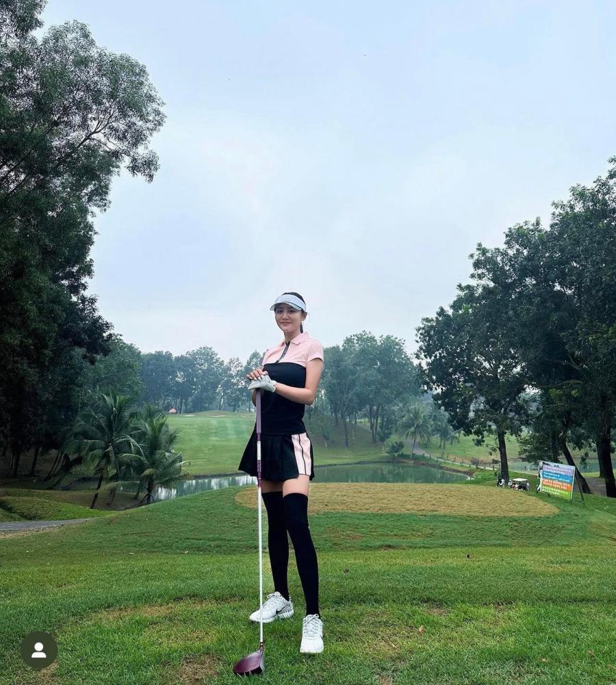 Văn Mai Hương thường xuyên checkin sân golf. Cô chọn trang phục trẻ trung nhưng vẫn kín đáo để bảo vệ làn da dưới nắng.
