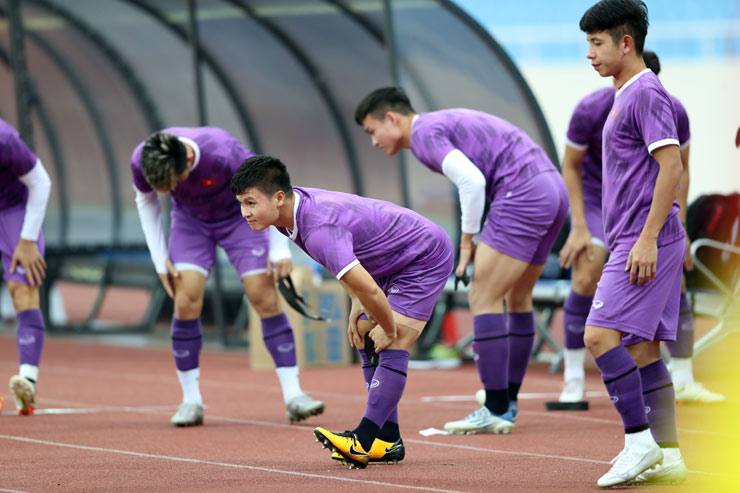 Quang Hải và đồng đội tranh thủ khởi động chờ ban tổ chức AFF Cup 2022 chính thức cho phép vào sân tập.