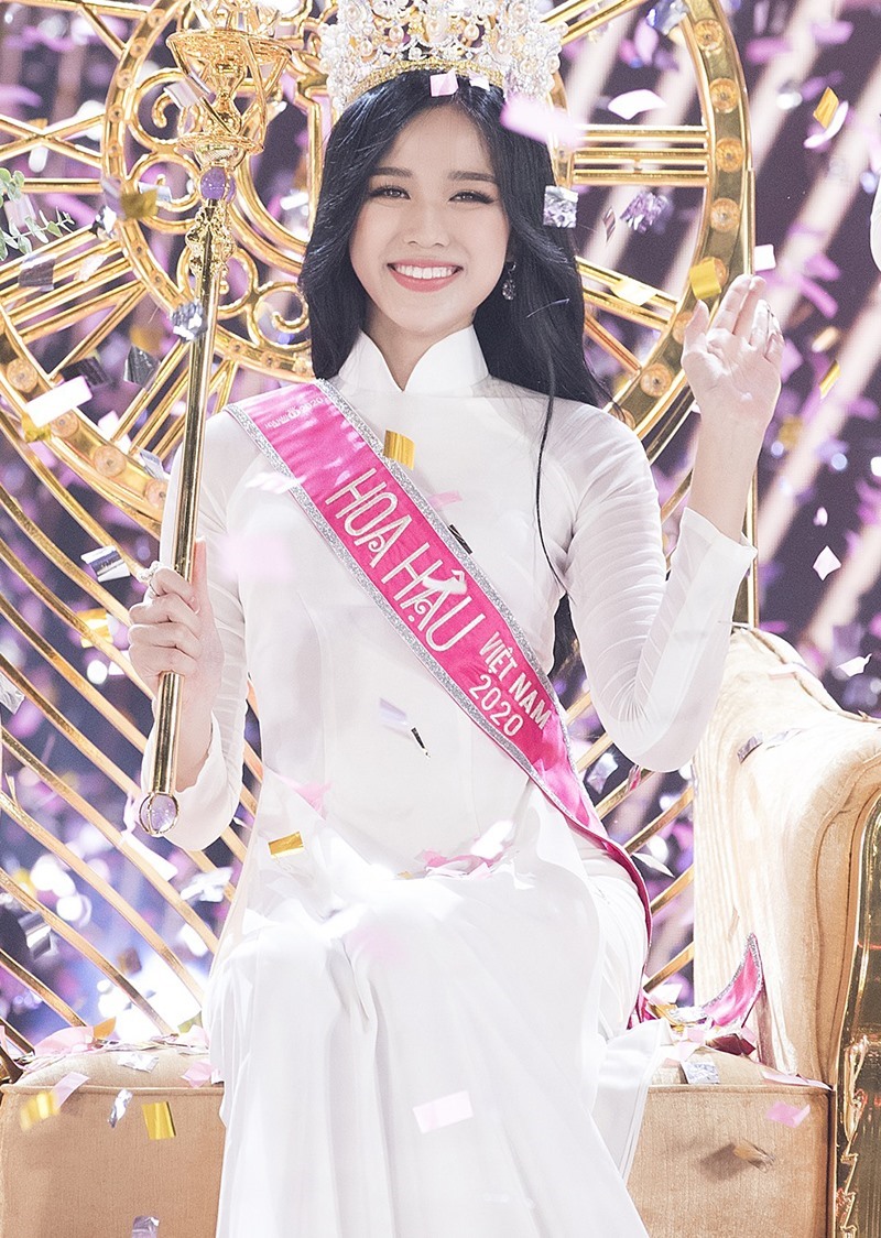 Đỗ Thị Hà đăng quang Hoa hậu Việt Nam 2020 khi 19 tuổi.