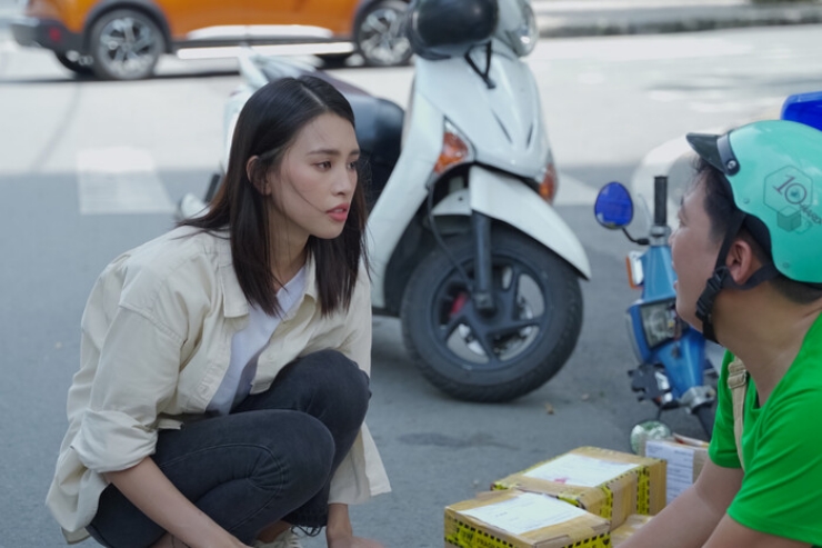 Bên cạnh đó, cô cũng tham gia dự án web-drama của Trường Giang có tên "Chủ tịch giao hàng". Nàng Hậu sinh năm 2000 đảm nhận vai nhân viên bán hàng tại một siêu thị, có tình cảm với nhân vật của Trường Giang.
