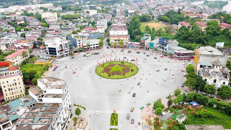 Đặc biệt tỉnh này nằm trên hai hành lang kinh tế lớn (Lào Cai - Hà Nội - Hải Phòng - Quảng Ninh và Lào Cai - Hà Nội - Lạng Sơn)
