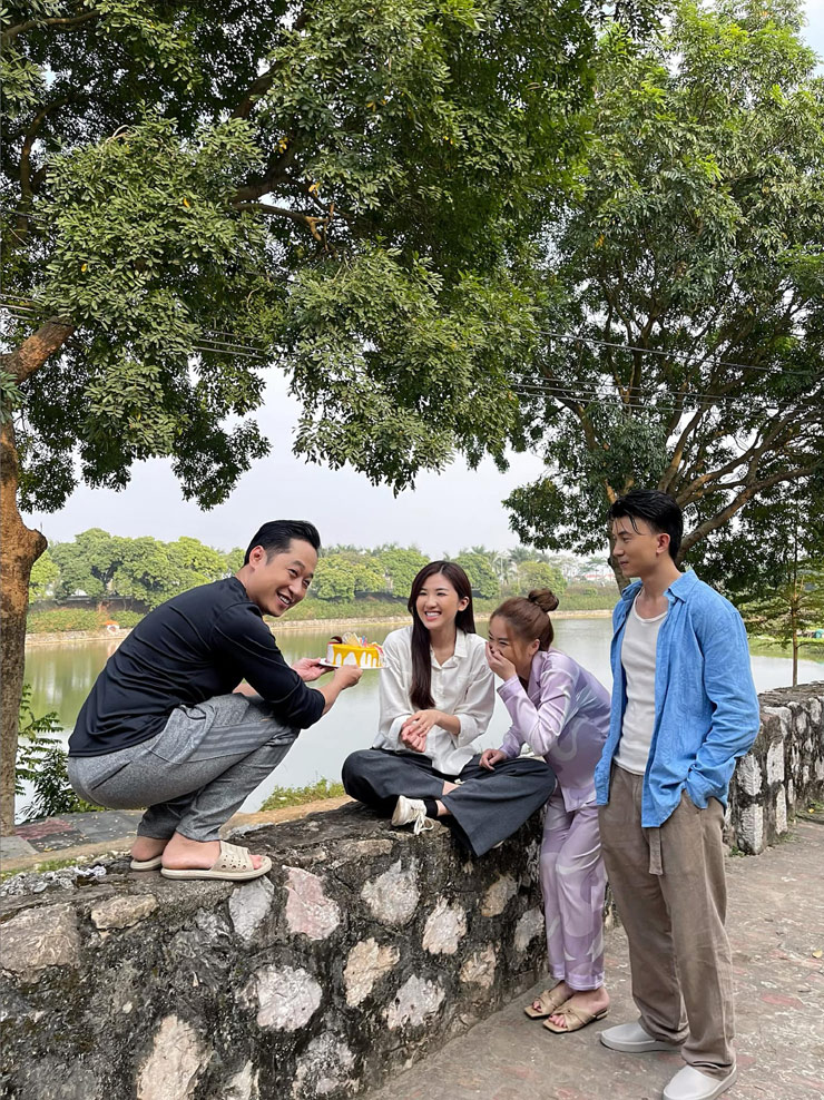 Trên trang cá nhân, Lương Thanh cũng hé lộ hậu trường một số cảnh quay trong phim, khi cô được các diễn viên tặng bánh sinh nhật.
