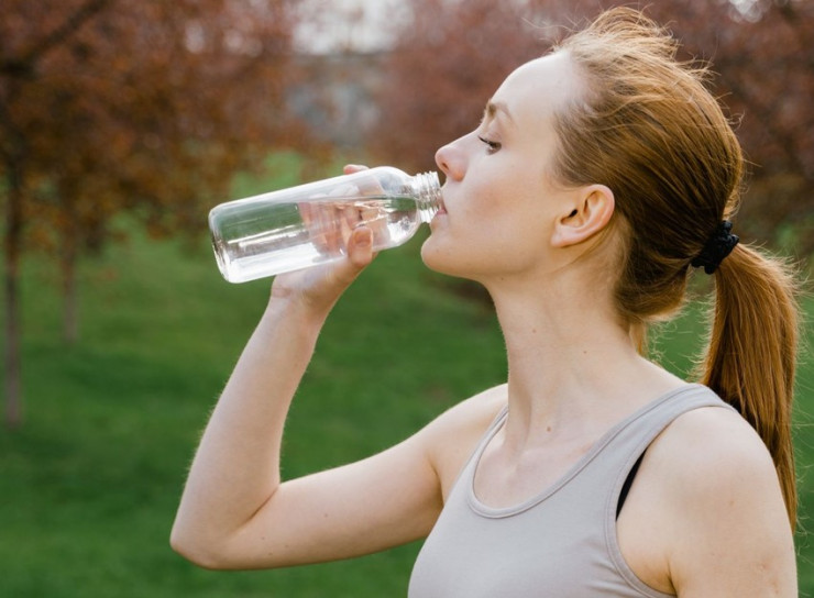 Uống nhiều nước cũng là cách giảm cân hiệu quả.