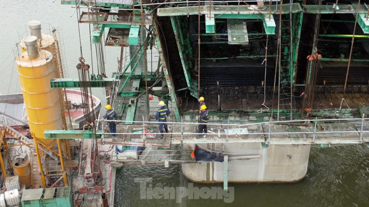 Các trụ cầu Vĩnh Tuy giai đoạn 2 đang được các nhà thầu khẩn trương thi công hoàn thành trước tiến độ đề ra.