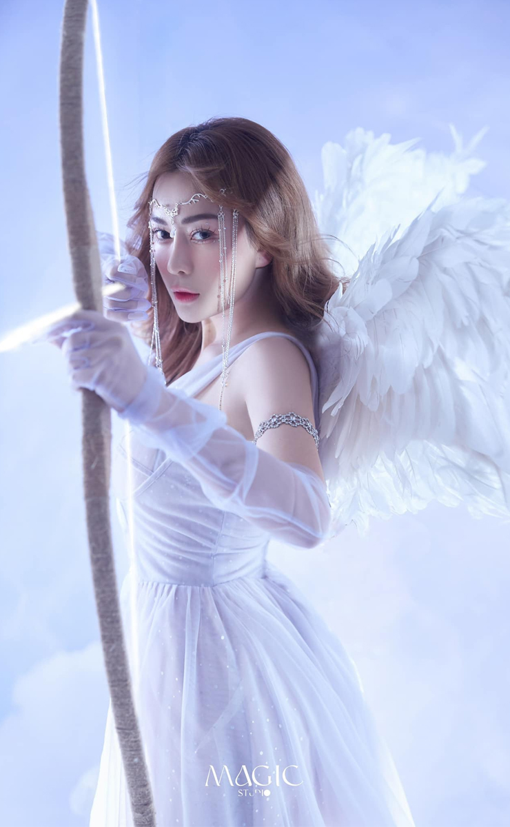 Nữ diễn viên Phương Oanh hóa nữ thần tình yêu trong bộ váy trắng xuyên thấu, khoe khéo đường cong "vô giá". 
