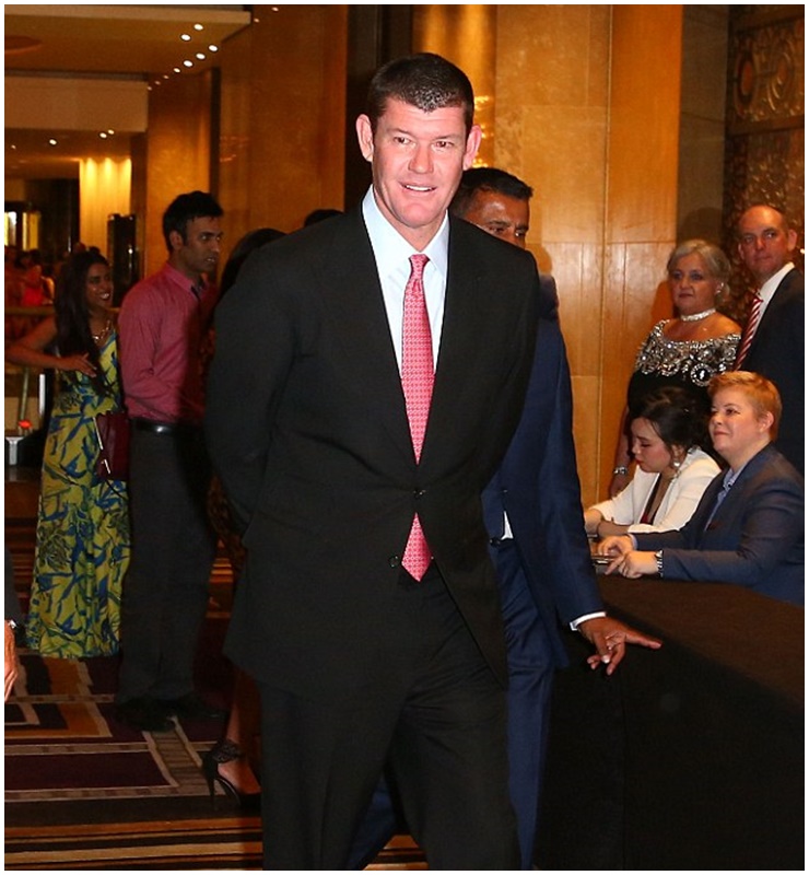 Tỷ phú James Packer là nhà đầu tư nổi tiếng người Úc, sở hữu trong tay nhiều casino. Ông còn được biết đến với biệt danh "ông chủ sòng bài sát gái". Hồi còn trẻ, ông này sở hữu vóc dáng nam tính, quyến rũ.
