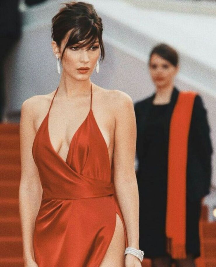 Bella Hadid sinh năm 1996. Cũng giống như chị gái, cô theo đuổi công việc của một người mẫu.&nbsp;
