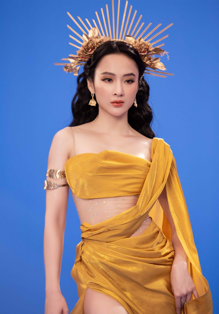 Angela Phương Trinh xinh đẹp như nữ thần Hy Lạp với bộ đầm ánh vàng cùng phần eo được may bằng vải trong suốt, đính đá lấp lánh.
