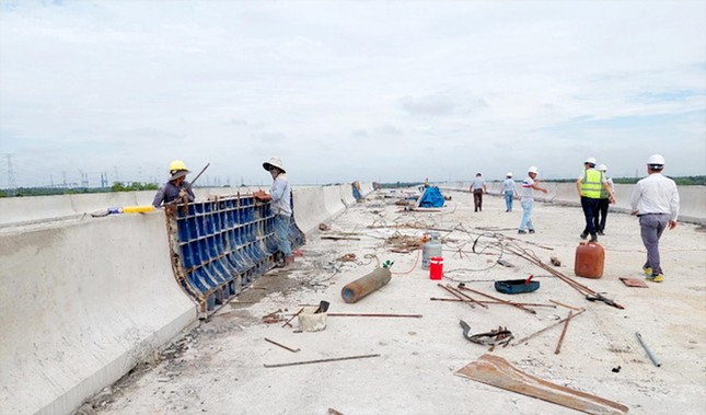 Đa số các gói thầu Dự án đường cao tốc Bến Lức - Long Thành dừng thi công từ đầu năm 2019 do vướng mắc về vốn, một số gói thầu mới tái khởi động gần đây