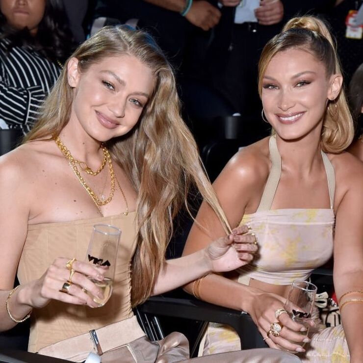 Gigi Hadid và em gái Bella Hadid thường xuyên xuất hiện cùng nhau tại các sự kiện.
